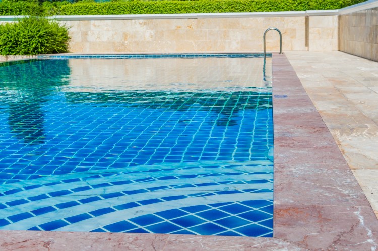 Piscine sans algue jaune